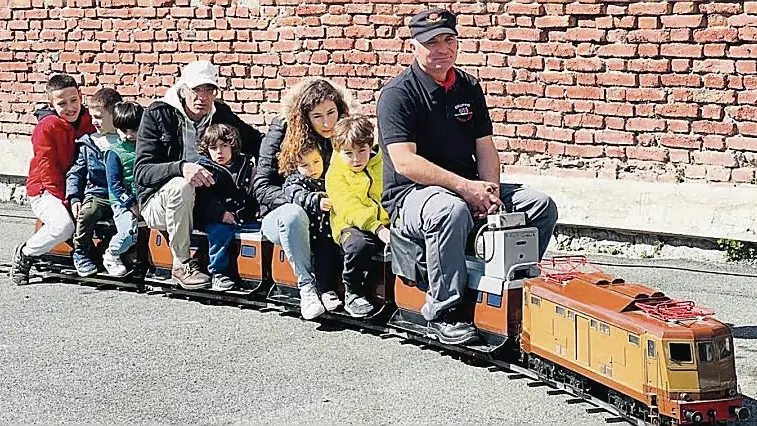 Un volontari del gruppo 835 Vapore alla guida di uno dei convogli trainati dalle mini-locomotive