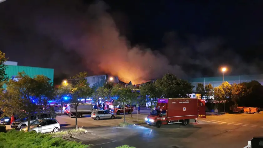 L'incendio alla Snua ad Aviano nel 2020