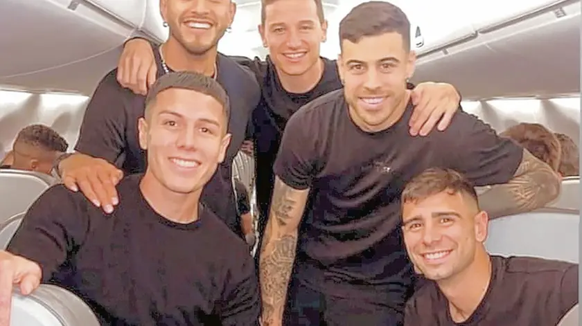 Foto di gruppo per gli argentini in aereo, ma spunta anche Thauvin