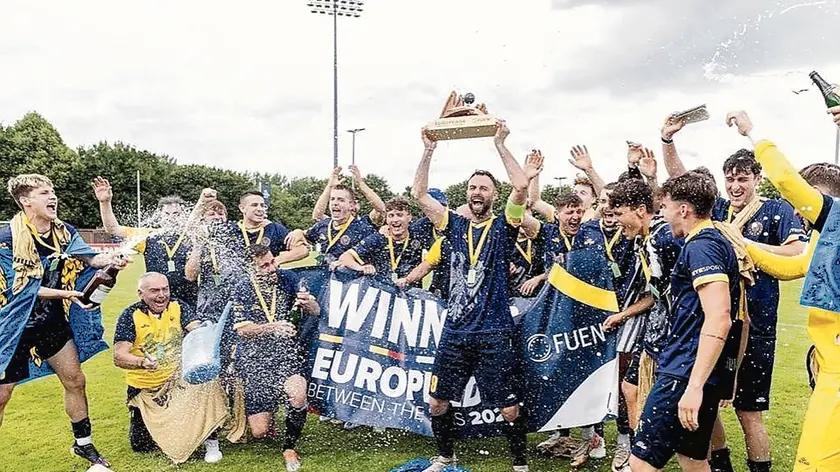 La selezione del Friûl festeggia la vittoria dell’Europeada 2024 dopo aver sconfitto in finale l’Occitania