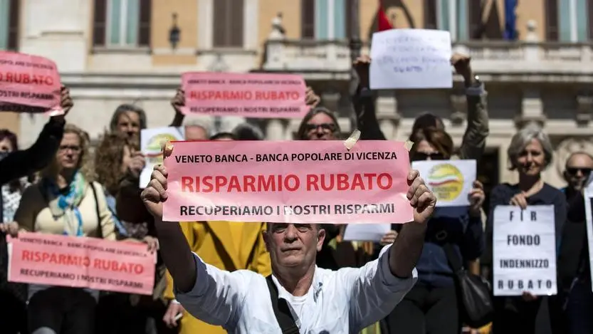 Risparmiatori manifestano contro le banche a Piazza Montecitorio. Roma 28 marzo 2019..ANSA/MASSIMO PERCOSSI