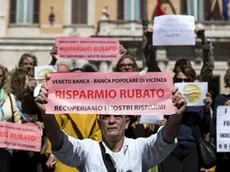 Risparmiatori manifestano contro le banche a Piazza Montecitorio. Roma 28 marzo 2019..ANSA/MASSIMO PERCOSSI