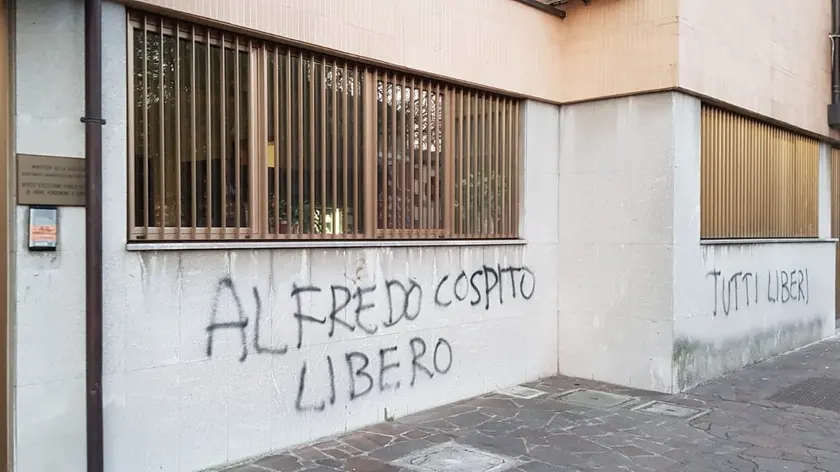 Le scritte sui muri dell'ufficio di esecuzione penale del ministero di Grazia e giustizia in via Trento a Udine