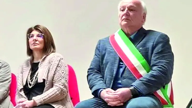 La dirigente Maria Vaino con il sindaco Benedetti il giorno dell’inaugurazione della scuola di Ampezzo