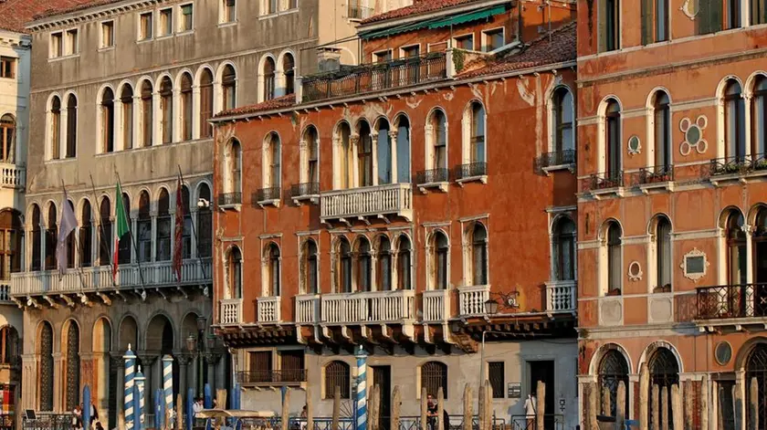 Il palazzo del Comune di Venezia dove presumibilmente si svolgerà la cerimonia del matrimonio tra George Clooney e Amal Alamuddin, Venezia, 25 settembre 2014. ANSA/ALESSANDRO DI MEO