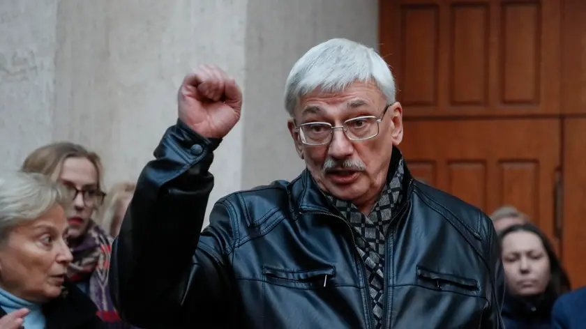 epa10913518 Human rights activist and chairman of the Human Rights Center 'Memorial', Oleg Orlov, (C) gestures after a court hearing at the Golovinsky District Court in Moscow, Russia, 11 October 2023. On 8 June 2023, the court started considering the criminal case against Oleg Orlov, who was accused of 'repeatedly discrediting' the Russian army and risked up to three years in a penal colony. The Golovinsky Court of Moscow on 11 October ruled to fine Orlov with 150 thousand rubles (about 1500 US dollar) penalty for discrediting the Russian Armed Forces. EPA/YURI KOCHETKOV