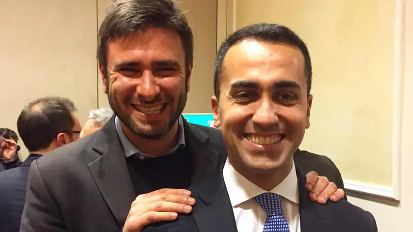 Il candidato premier del M5s Luigi di Maio con Alessandro di Battista nella sede del comitato elettorale del M5s in una foto tratta dal profilo facebook di Di Battista. ++ ATTENZIONE LA FOTO NON PUO' ESSERE PUBBLICATA O RIPRODOTTA SENZA L'AUTORIZZAZIONE DELLA FONTE DI ORIGINE CUI SI RINVIA +++