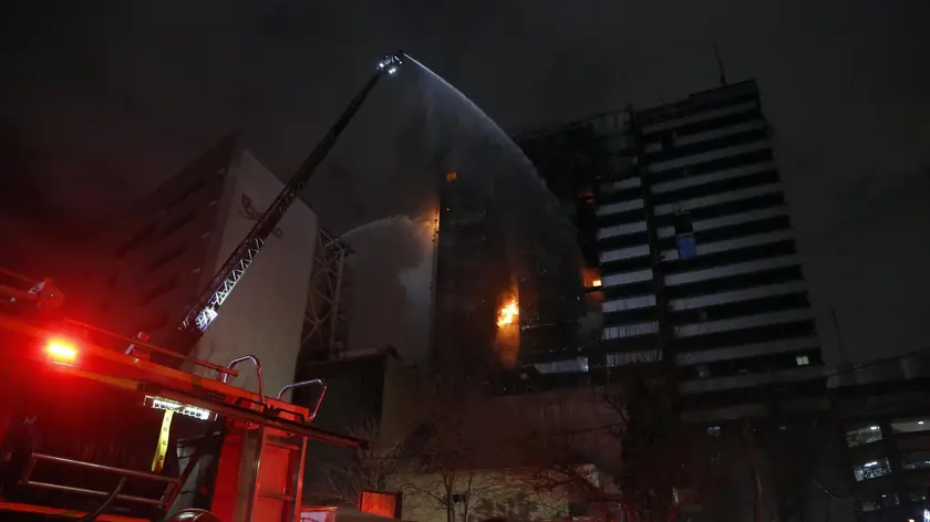 epa11104126 Iranian firefighters battle a fire that broke out at the Gandhi Hospital in Tehran, Iran, 25 January 2024. According to the Iranian Health Ministry, a fire broke out and all patients were moved to other hospital facilities. No casualties were reported. EPA/ABEDIN TAHERKENAREH