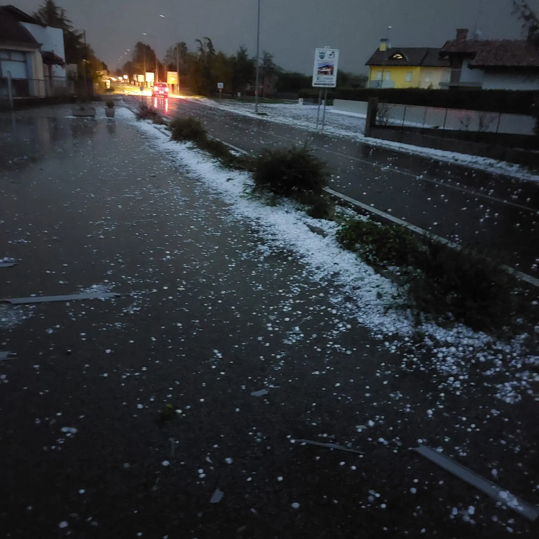 Mortegliano è uno dei comuni più colpiti dalla violenta grandinata che ha interessato tutto il Friuli nella notte tra lunedì 24 e martedì 25 luglio. Le immagini parlano da sole: il ghiaccio, grosso come palline da tennis, ha colpito e distrutto molte delle finestre delle abitazioni. I bozzi si vedono anche sui muri e le strade sono ricoperte da chicchi di ghiaccio. Leggi anche l'intervista al sindaco "Sembrava un bombardamento"