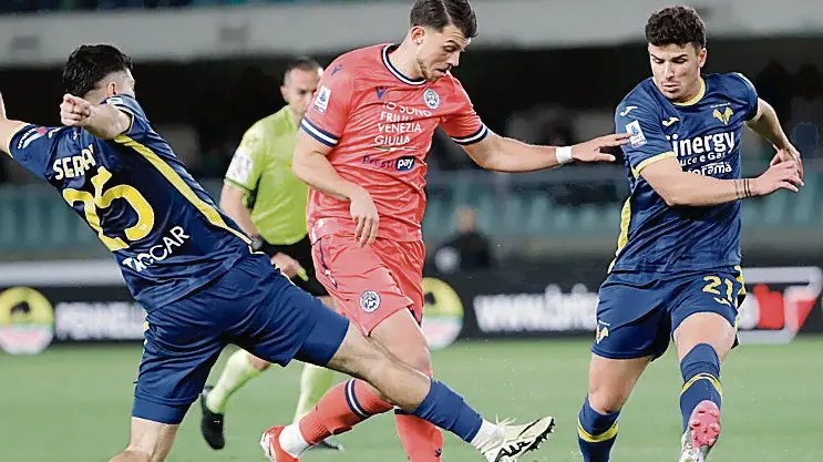 Hellas Verona's Suat Serdar (L) Udinese's Lazar Samardzic (R) during the Italian Serie A soccer match Hellas Verona vs Udinese Calcio at Marcantonio Bentegodi stadium in Verona, Italy, 20 April 2024. ANSA/EMANUELE PENNACCHIO