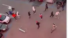 La rissa, in un'immagine del video condiviso da un residente, tra gli addetti ai servizi di controllo e i ragazzi