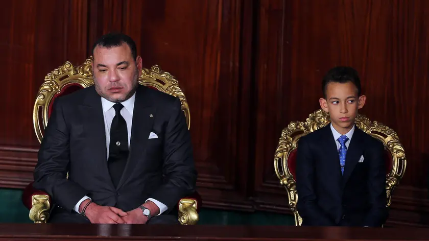 epa04234116 Morocco's King Mohammed VI (L) accompanied by his son Prince Moulay el Hassan (R) at the Constituent Assembly in Tunis, Tunisia, 31 May 2014. King Mohammed VI is on a two-day visit to Tunisia. EPA/MOHAMED MESSARA
