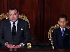 epa04234116 Morocco's King Mohammed VI (L) accompanied by his son Prince Moulay el Hassan (R) at the Constituent Assembly in Tunis, Tunisia, 31 May 2014. King Mohammed VI is on a two-day visit to Tunisia. EPA/MOHAMED MESSARA