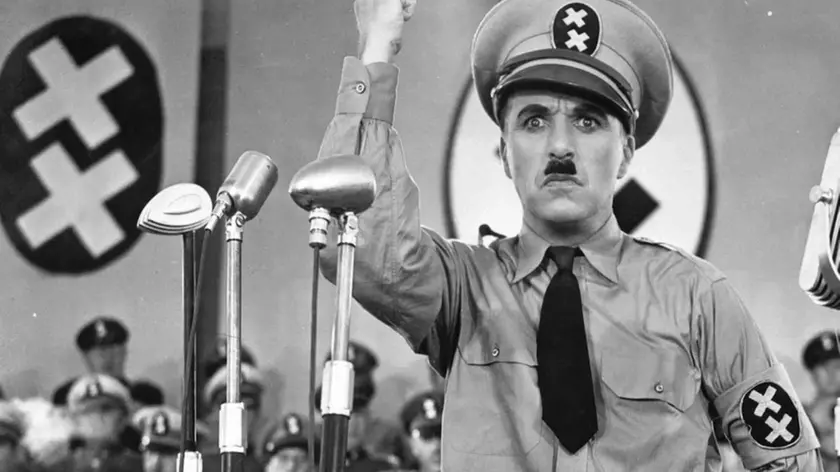 CHARLES CHAPLIN in The Great Dictator *Editorial Use Only* www.capitalpictures.com sales@capitalpictures.com Supplied by Capital Pictures