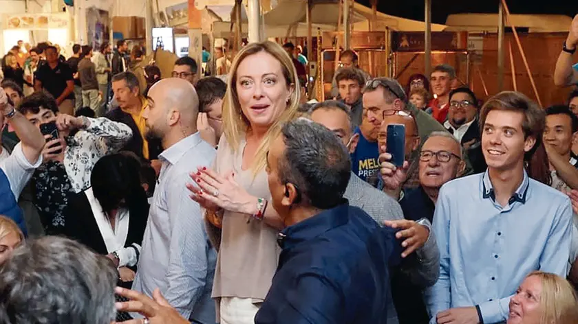 Giorgia Meloni a Udine, due settimane fa, tra gli stand di Friuli Doc con i simpatizzanti di FdI
