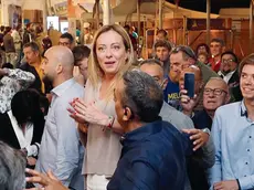 Giorgia Meloni a Udine, due settimane fa, tra gli stand di Friuli Doc con i simpatizzanti di FdI
