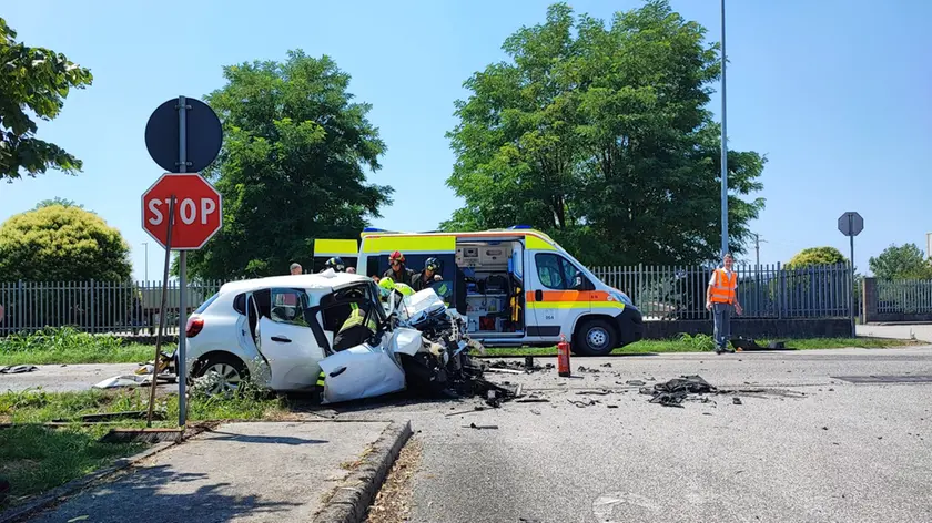 Quel che resta dell'auto dopo l'incidente avvenuto a Remanzacco