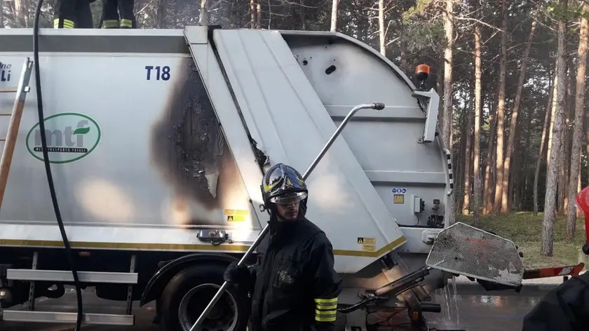 I vigili del fuoco al lavoro a Pineta per spegnere l’incendio sul mezzo Mtf