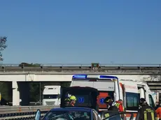 I soccorsi sul luogo dell'incidente avvenuto in prossimità dell'uscita autostradale di Villesse