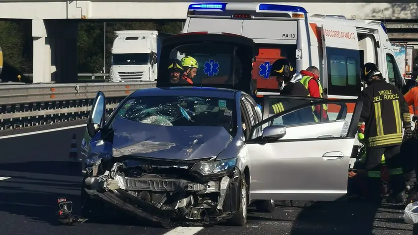 I soccorsi sul luogo dell'incidente avvenuto in prossimità dell'uscita autostradale di Villesse