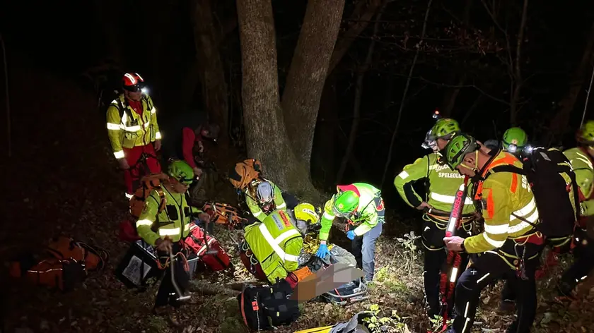 L'intervento del Soccorso alpino per recuperare un cacciatore finito in un dirupo a Villa Santina