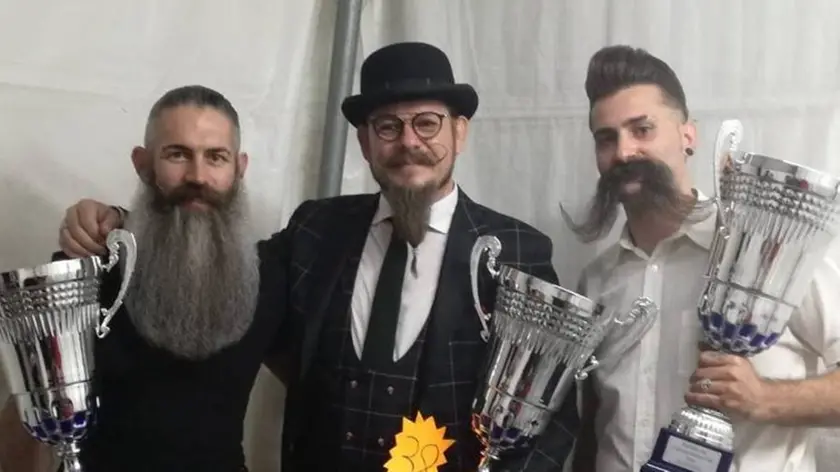 Il primo a sinistra è Fabrizio Bottos, in arte “Fabri Beard” (Fabrizio Barba) con il premio