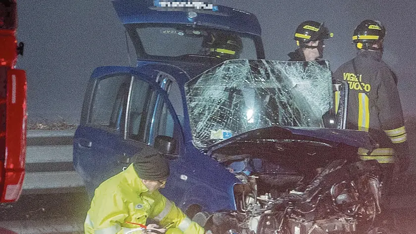 La Fiat Panda accartocciata dopo lo scontro frontale in A28 (foto Brisotto / Petrussi)