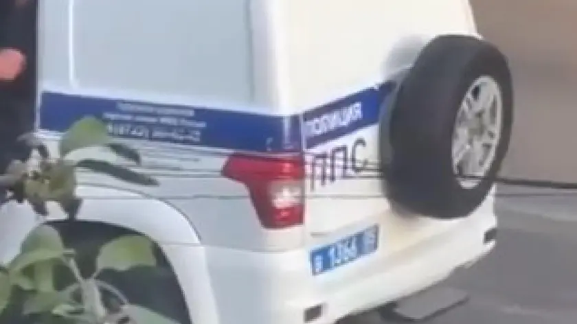 (FRAME VIDEO) Ignoti hanno sparato con armi automatiche contro una sinagoga e una chiesa a Derbent, nella Repubblica autonoma del Daghestan, nella Russia meridionale, uccidendo un poliziotto. Lo scrive la Tass che cita il ministero degli affari interni del Daghestan. "Verso le 18:00 a Derbent ignoti hanno sparato contro una sinagoga e una chiesa con armi automatiche. I sospettati sono scappati a bordo di una Volkswagen Polo bianca. Si stanno chiarendo le circostanze dell'attacco", afferma. Si contano anche almeno sei feriti. Dopo l'attacco nella sinagoga è scoppiato un incendio. X/ ANTON GERASHCHENKO +++ATTENZIONE LA FOTO NON PUO' ESSERE PUBBLICATA O RIPRODOTTA SENZA L'AUTORIZZAZIONE DELLA FONTE DI ORIGINE CUI SI RINVIA+++ NPK +++