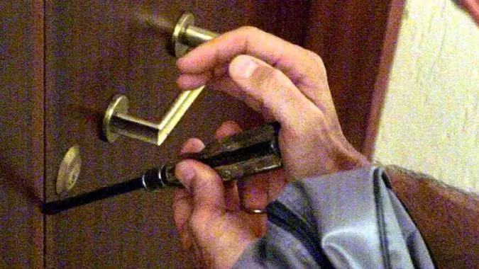 Secondo gli esperti una possibile difesa è il defender, uno schermo magnetico che copre la serratura