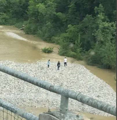 I tre ragazzi sull'isolotto al centro del fiume prima della tragedia