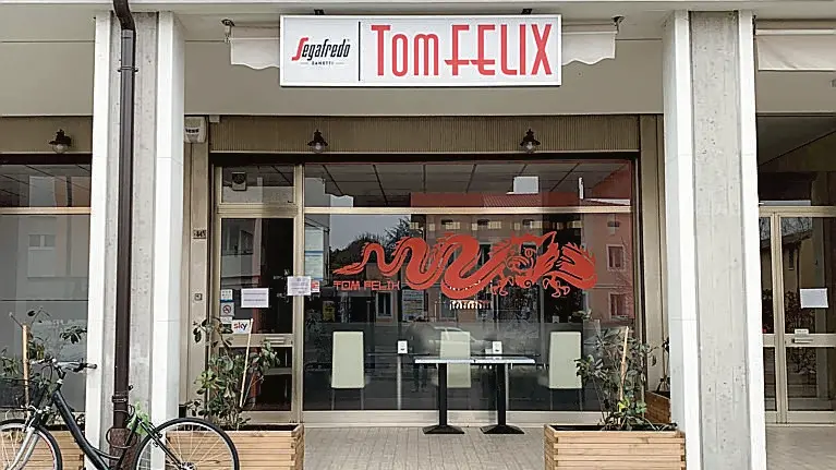 Il bar Tom Felix in via Cantore nel quartiere di Torre a Pordenone (foto Petrussi)