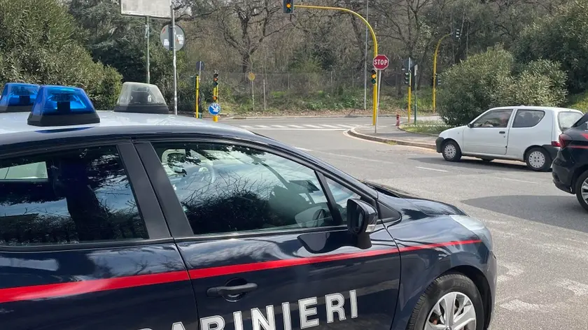 Durante una lite condominiale avvenuta a Roma un 60enne, residente a Ponte Galeria, è stao aggredito con calci e pugni e con una mazza da baseball e un mattarello in legno. La vittima è deceduta per le ferite riportate al Policlinico Gemelli. Le tre persone accusate della sua morte sono state sottoposte a fermo per omicidio in concorso. Si tratta di un siriano, 26enne, e di due italiani di 37 e 30 anni, tutti con precedenti. Nell'aggressione avvenuta alcuni giorni fa è rimasta ferita anche un'altra persona Ad eseguire il fermo sono stati i carabinieri della compagnia di Roma Ostia e, su richiesta della Procura della Repubblica di Roma, è stato convalidato dal Tribunale di Roma che ha disposto la misura della custodia cautelare in carcere per tutti e tre.. Nel corso delle perquisizioni che sono state seguite a casa di uno dei tre, i militari hanno sequestrato una mazza da baseball che non si esclude sia la stessa utilizzata durante la lite. ANSA/CARABINIERI ANSA PROVIDES ACCESS TO THIS HANDOUT PHOTO TO BE USED SOLELY TO ILLUSTRATE NEWS REPORTING OR COMMENTARY ON THE FACTS OR EVENTS DEPICTED IN THIS IMAGE; NO ARCHIVING; NO LICENSING NPK