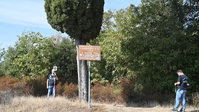 Sopralluogo a sorpresa della polizia scientifica, stamani, nel bosco e di Scopeti di San Casciano Val di Pesa (Firenze), luogo dell'ultimo omicidio attribuito al cosiddetto Mostro di Firenze, l'uccisione dei francesi Nadine Mauriot e Jean Michel Kraveichvili, i cui cadaveri furono trovati il 9 settembre 1985 da un cercatore di funghi. Personale di Firenze e della direzione di Roma è sul posto. L'obiettivo, secondo quanto appreso, è ottenere con tecnologie attuali la ricostruzione dei luoghi topografica, con rilievi che comprendono pure la strada, e forestale, per stabilire l'esatta disposizione della vegetazione a Firenze,14 Settembre 2021. ANSA/CLAUDIO GIOVANNINI