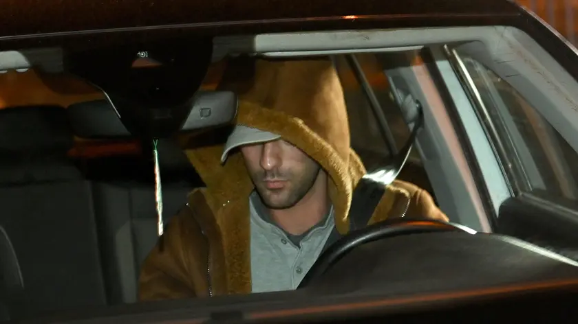 Alessandro Impagnatiello, il 30enne fidanzato di Giulia Tramontano, la 29enne incinta di 7 mesi scomparsa tra sabato sera e domenica mattina scorsa dalla sua casa di Senago, nel Milanese, arriva a casa, 31 maggio 2023. L'uomo e' indagato per omicidio volontario. Verso sera, infatti, la sezione investigazioni scientifiche dei carabinieri è entrata nell'abitazione della coppia, in via Novello, per effettuare i rilievi e accertamenti, alla ricerca di tracce e riscontri agli elementi già raccolti nei giorni scorsi. ANSA/ SERGIO PONTORIERO