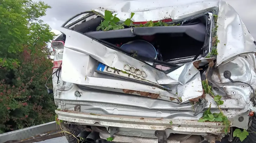 L'auto incidentata dopo l'uscita di strada a Latisana