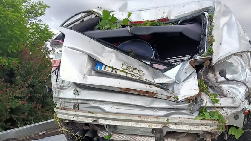 L'auto incidentata dopo l'uscita di strada a Latisana