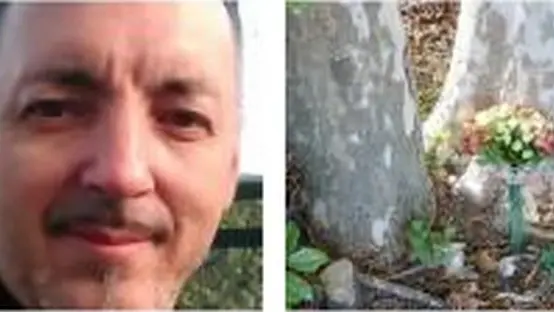 Lucian Marius Haprian e, a destra, un mazzo di fiori nel luogo in cui Alessandro Coltro fu ucciso