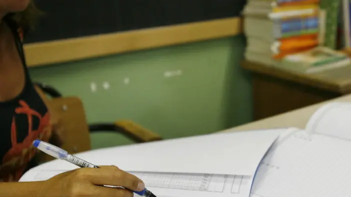 20070908-ROMA-CRO-SCUOLA: AL VIA ANNO SERIETA' PER 9 MILIONI DI STUDENTI -Un'insegnante prepara i registri per il programma didattico del nuovo anno scolastico 2007-2008. Da lunedi' inizia l'anno scolastico 2007/2008, che nelle intenzioni del ministro della Pubblica Istruzione, Giuseppe Fioroni, dovra' essere un momento di svolta per la scuola italiana, un ritorno alla serieta' e all'impegno, per studenti e docenti. La campanella suonera' (da lunedi al 18, secondo i diversi calendari regionali) per circa 9 milioni di studenti, dalla materne alle superiori.ANSA/MARTINA CRISTOFANI/DEB