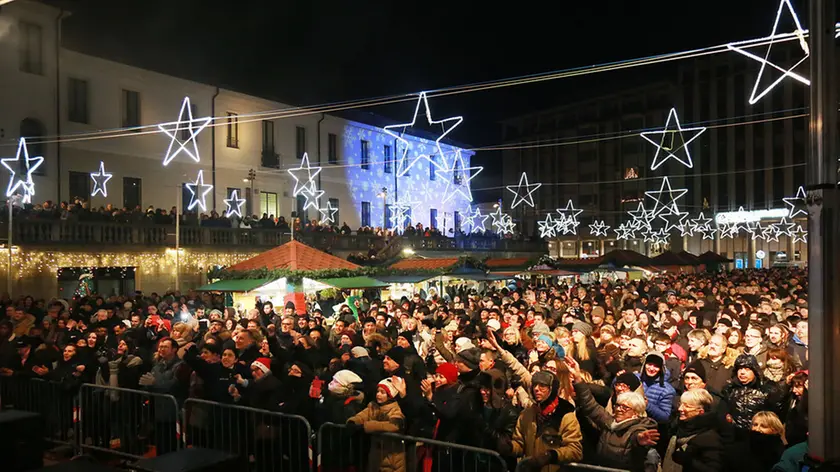 Pordenone capodanno in piazza, fuochi, Bluiebeaters
