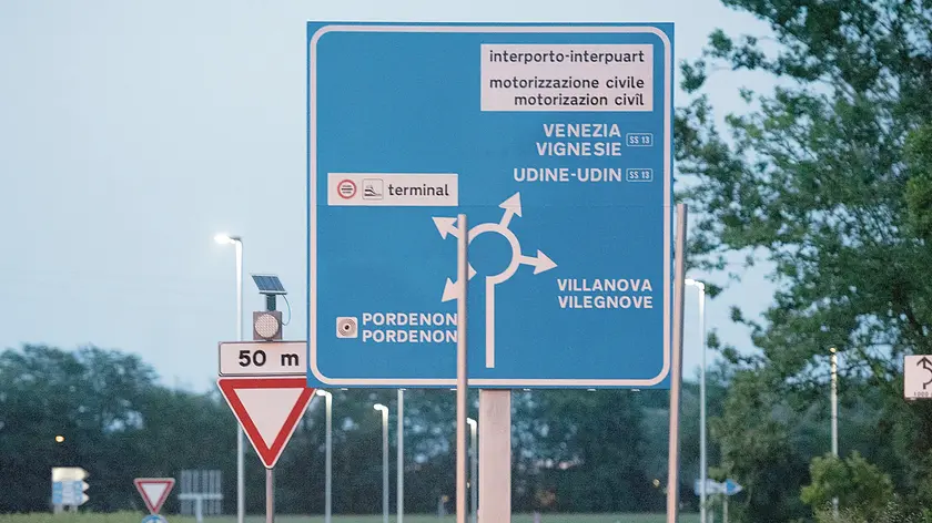 Uno dei cartelli della nuova bretella sud che collega Pontebbana a Interporto, con le dizioni Vilegnove e Vignesie che hanno sollevato il dibattito (foto Brisotto/Petrussi)