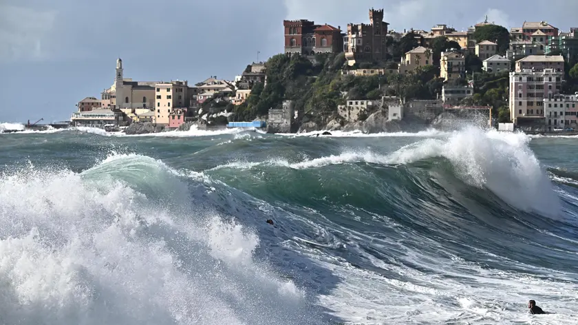 Forte mareggiata in atto sulla costa del genovese. Genova, 27 ottobre 2023. ANSA/LUCA ZENNARO