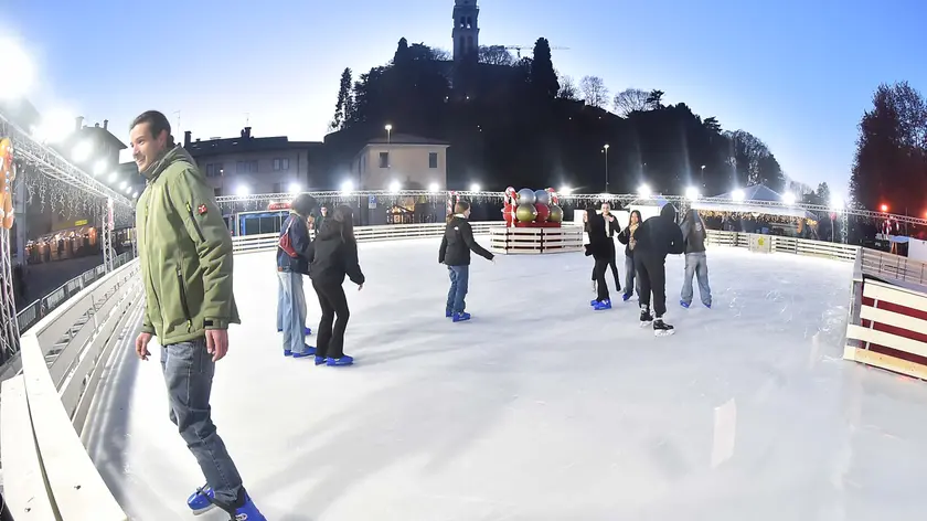 La pista di ghiaccio in piazza Primo Maggio: sarà aperta fino al 12 gennaio (foto Petrussi)