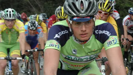 Gianni Da Ros durante una gara ciclistica: originario di Caneva, oggi ha 35 anni