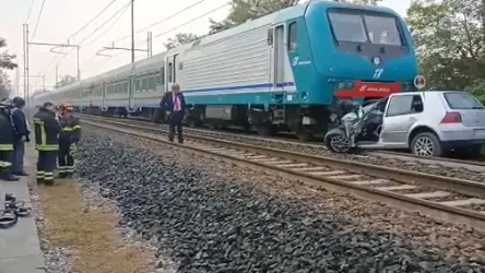 La Volkswagen Golf travolta dal treno sui binari a Udine