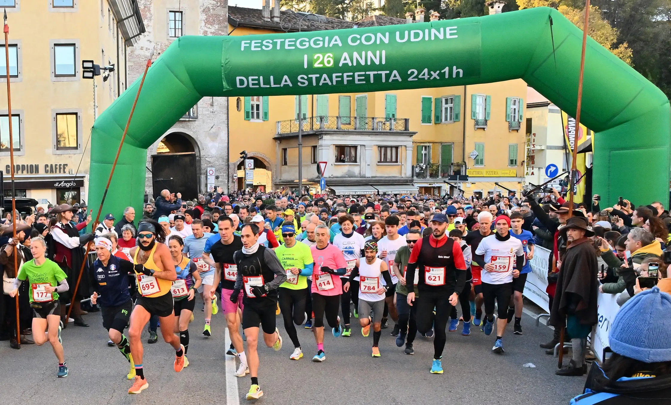 La 26esima edizione della Staffetta Telethon ha visto Udine animata da 870 squadre, per un totale di oltre 22mila partecipanti, tra cui 1.500 studenti. L'evento, che si è svolto dal 30 novembre al 1 dicembre, ha battuto un nuovo record di solidarietà, con la speranza di superare i 320mila euro di donazioni per la ricerca sulle malattie genetiche rare. Molti sportivi, tra cui il campione paralimpico Antonio Fantin, hanno preso parte all'iniziativa, insieme a tanti altri volontari e partecipanti, che hanno corso su un percorso di 1.920 metri nel cuore della città. Un grande successo, che ha coinvolto anche diverse associazioni e realtà locali. Foto Petrussi