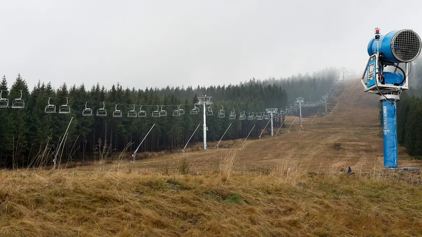epa05073787 View of the snow-free 'Hexenritt' (lit. witch's ride) ski slope on Wurmberg mountain in Braunlage, Germany, 18 December 2015. Temperatures of about eight centigrade renders the use of snow machines pointless. EPA/SWEN PFOERTNER