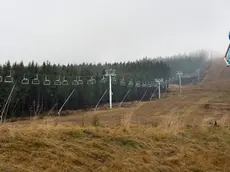 epa05073787 View of the snow-free 'Hexenritt' (lit. witch's ride) ski slope on Wurmberg mountain in Braunlage, Germany, 18 December 2015. Temperatures of about eight centigrade renders the use of snow machines pointless. EPA/SWEN PFOERTNER