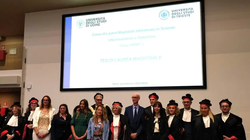 La commissione insieme ai primi laureati del corso interateneo Udine - Trieste