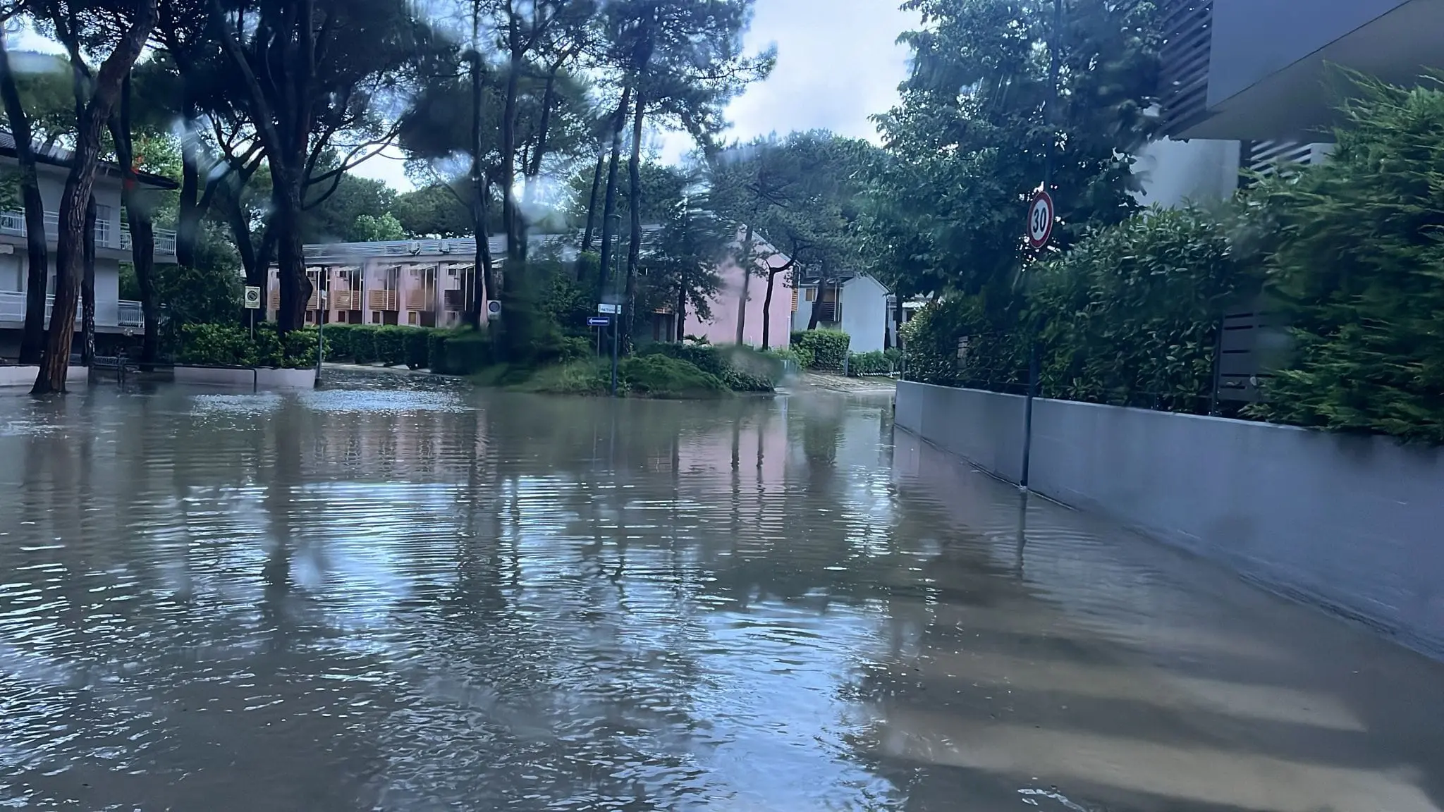 Una bomba d'acqua si è abbattuta nelle prime ore di venerdì mattina a Lignano: la località balneare è finita sott'acqua. Sono stati attivati 28 volontari con 9 automezzi per la gestione delle problematiche conseguenti all’evento meteo e il monitoraggio del territorio