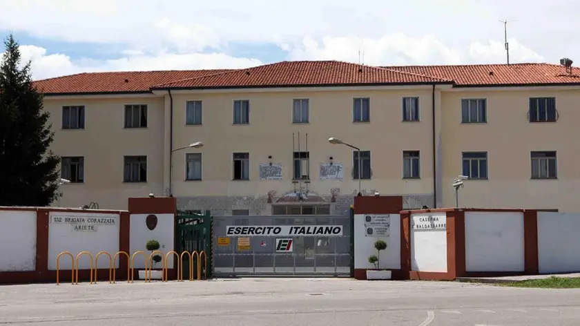 La caserma Baldassarre di Maniago sede del 132/o Reggimento Artiglieria della Brigata Corazzata Ariete in una foto d'archivio. Il militare rimasto ucciso nell'attentato in Afghanistan è il caporal maggiore scelto Gaetano Tuccillo di Pomigliano d'Arco (Napoli), appartenente al Battaglione logistico 'Ariete' di Maniago (Pordenone). Il soldato rimasto ferito è invece un parà del 186/o Reggimento Folgore di Siena. ANSA / ALBERTO LANCIA